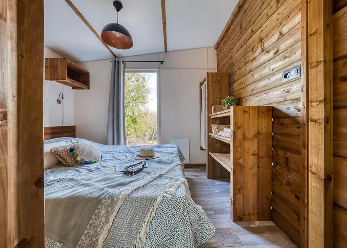 Slow Village Sur Ceze אתר קמפינג